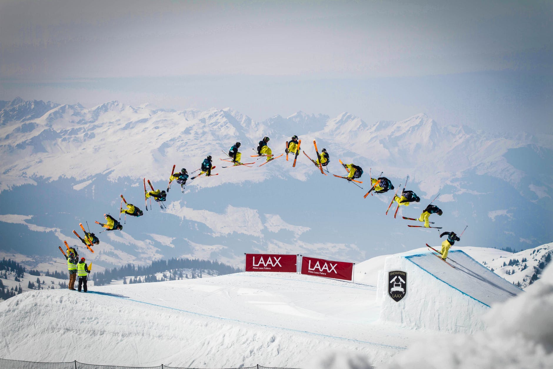 Ett skidåkare i big air